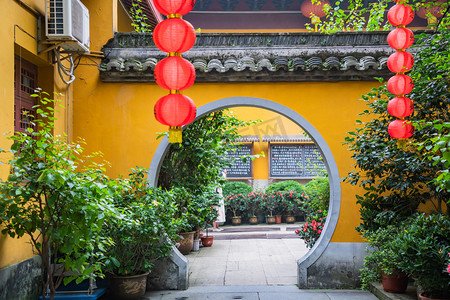 挂着灯笼的古寺摄影照片_雨后法喜寺连廊古建筑摄影图配图