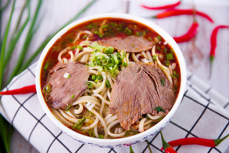 拉面灯笼摄影照片_兰州牛肉面面食餐饮拉面地方美食摄影图配图