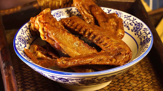 卤味鸭摄影照片_美食卤味鸭翅膀小吃美食