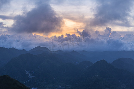 山顶山脉摄影照片_山峰山脉夕阳山峰山里无摄影图配图