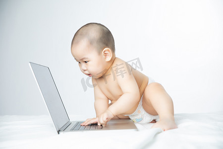 婴儿白天用电脑的男婴儿室内打字摄影图配图