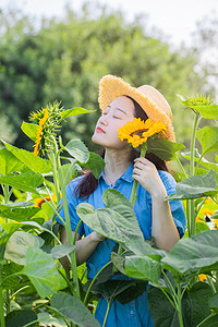 文艺夏天白天美女公园抱着向日葵花摄影图配图