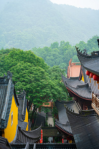 雨后城市摄影照片_城市雨后法喜寺寺庙建筑摄影图配图