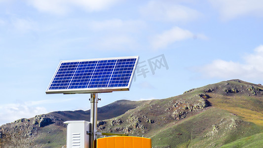 环保摄影照片_太阳能新能源白天太阳能电池板户外发电摄影图配图