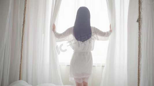 立夏西瓜女孩摄影照片_女生起床拉开窗帘看向窗外风景美女女孩子女人美人女性背影