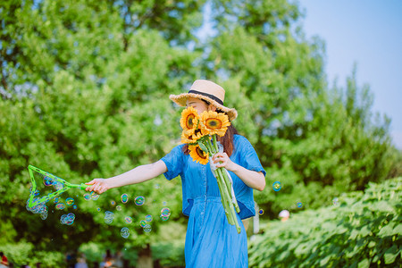 夏天文艺郊游白天美女户外无摄影图配图