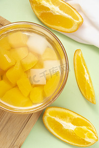 橘子罐头摄影照片_大暑饮品下午水果罐头桌上摆放摄影图配图
