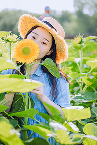 夏天文艺白天美女向日葵用花挡住脸摄影图配图
