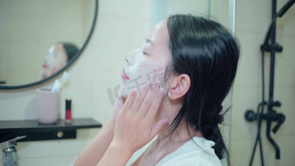 女性洗漱台洗脸美女女孩子女人美人女生高清摄影大图 千库网 女性洗漱台洗脸美女女孩子女人美人女生高清摄影大图 千库网