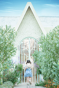 爱丽丝兔摄影照片_爱丽丝仙境夏天小女孩别墅背影摄影图配图