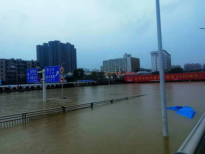 雨后城市摄影照片_防汛内涝台风天暴雨后的城市摄影图配图