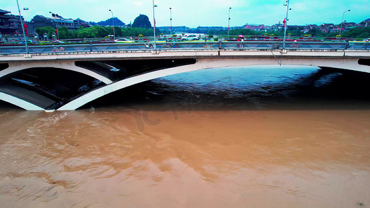 夏季暴雨摄影照片_夏季暴雨洪峰城市洪水过境洪涝