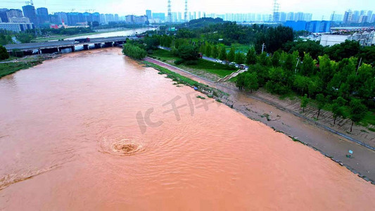 720暴雨摄影照片_河南郑州白天抗洪防汛救灾摄影图配图