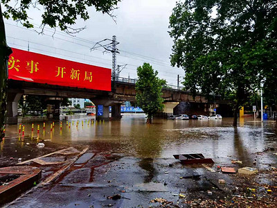 台风图摄影照片_抗洪防汛暴雨后被淹没的城市摄影图配图