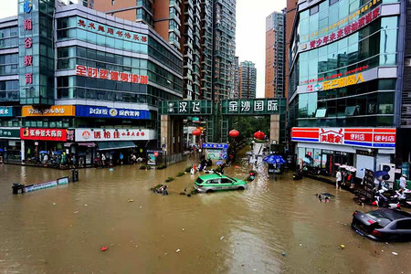 720暴雨摄影照片_暴雨后被水淹没的城市街道小区摄影图配图