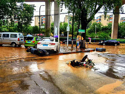 暴雨天气被淹没冲坏的车辆淤泥摄影图配图