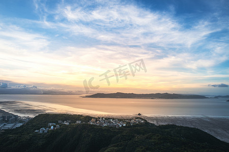 夕阳摄影照片_海岛山上建筑夕阳建筑海岛无摄影图配图