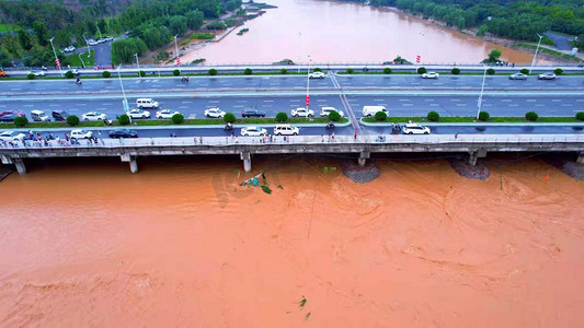 暴雨摄影照片_极端天气抗洪救灾防汛郑州加油摄影图配图