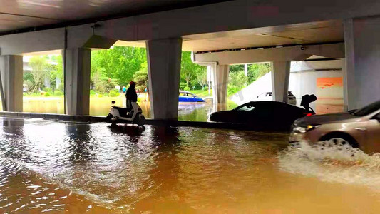 台风摄影照片_郑州暴雨过后城市被淹内涝极端天气摄影图配图