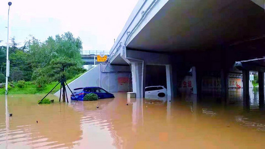 暴雨摄影照片_河南郑州防汛抗洪减灾摄影图配图