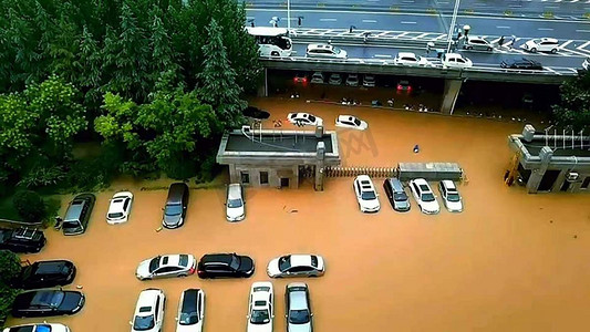 天气暴雨摄影照片_洪涝灾害防洪减灾郑州加油摄影图配图