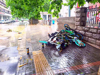 雨后城市摄影照片_暴雨后救援清理道路路面摄影图配图