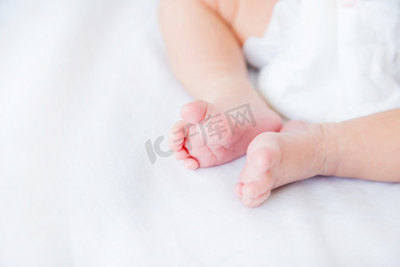婴儿小脚新生婴儿母婴宝宝小脚摄影图配图
