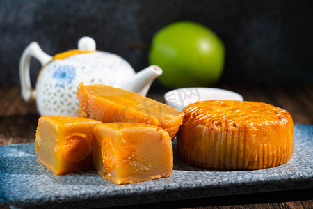 水果茶壶摄影照片_中秋节白天月饼茶壶室内美食摄影图配图