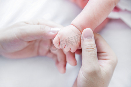 婴儿手势手势大手拉小手母婴新生摄影图配图