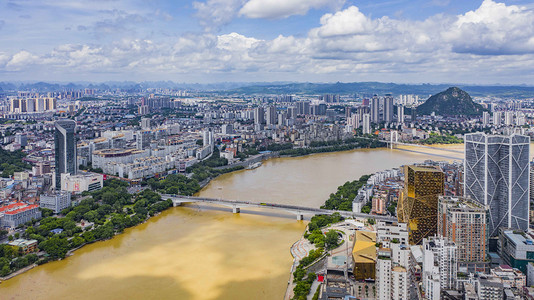 城市中午广西柳州市中心洪水岸边无人机摄影图配图