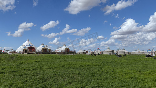 避暑去哪里摄影照片_草原蒙古包下午草原夏季素材摄影图配图