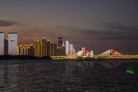 江中的明月倒影摄影照片_湘江一桥夜晚江景城市夜景城市风光摄影图配图