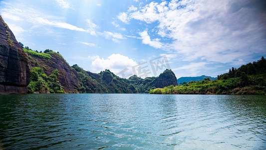 喀斯特地貌摄影照片_青山绿水夏天喀斯特地貌溆浦思蒙岩溶地貌摄影图配图