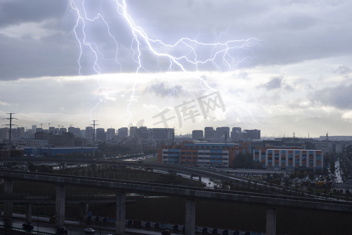 气候天气白天雷雨天气城市风景实拍摄影图配图高清摄影大图 千库网