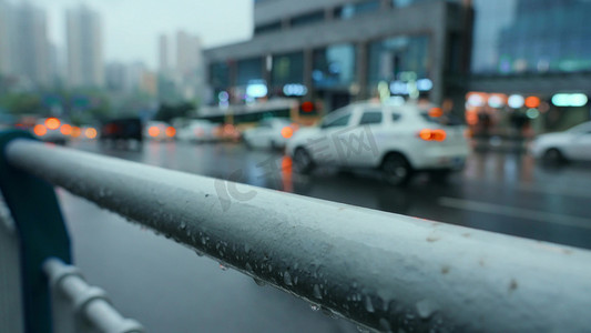 下雨天出门摄影照片_伤感悲伤氛围气氛下雨天街道车辆虚化灯光光斑