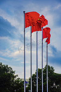 五星红旗摄影照片_白天户外五星红旗在空中飘扬摄影图配图