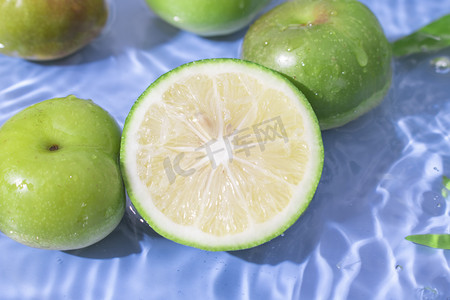 夏季新鲜水果白天柠檬室内美食摆拍摄影图配图