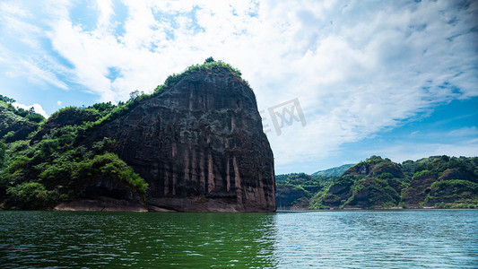 缘定大自然摄影照片_喀斯特地貌夏天岩溶山流水纹理摄影图配图