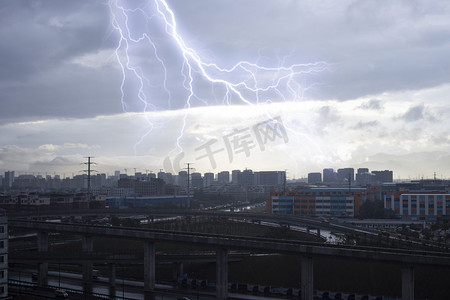 台风摄影照片_风雨城市白天雷电天气城市风景实拍摄影图配图