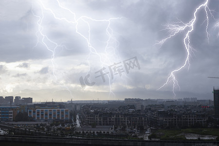 雷雨交加摄影照片_天气气候雷电城市建筑摄影图配图