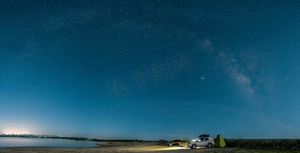 夏季旅行摄影照片_星空半夜银河草原移动摄影图配图