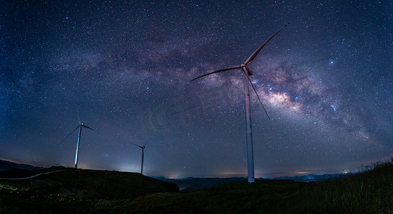 蓝色星空摄影照片_银河晚上星空高坡风吹摄影图配图