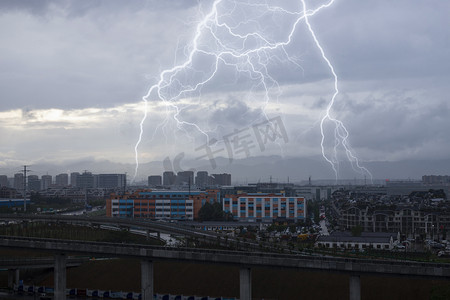 雷雨交加摄影照片_天气气候白天电闪雷鸣城市建筑风景实拍摄影图配图