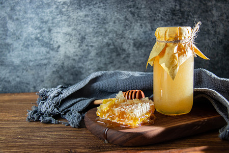 蜂蜜摄影照片_蜂蜜早上一罐蜂蜜室内美食摄影图配图