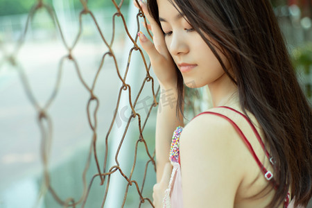 夏日美女人像白天长发美女头靠在手上静静的低头摄影图配图