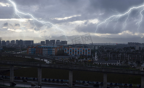 雷雨课文摄影照片_雷雨天气白天雷电交加城市风景实拍摄影图配图