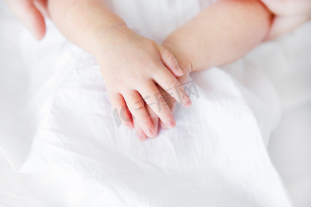 婴儿小手手势手母婴新生摄影图配图