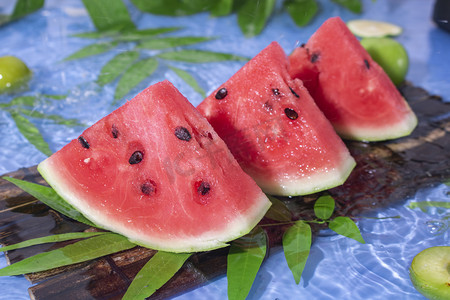 美食甜品摄影照片_夏季水果白天西瓜水池美食摆拍摄影图配图