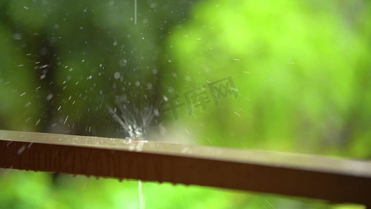 唯美下雨天雨滴滴落栏杆溅起水花