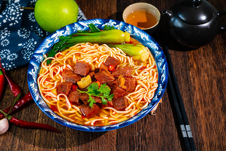 餐饮海报招牌摄影照片_餐饮中午红烧牛肉面室内午餐摄影图配图